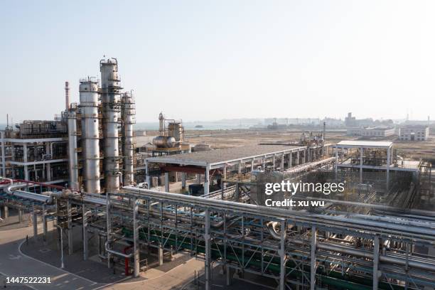 chemical plant building exterior - crude oil processing stock pictures, royalty-free photos & images