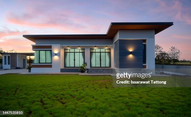 beautiful modern style luxury home at sunset, elegant design - casa exterior stockfoto's en -beelden