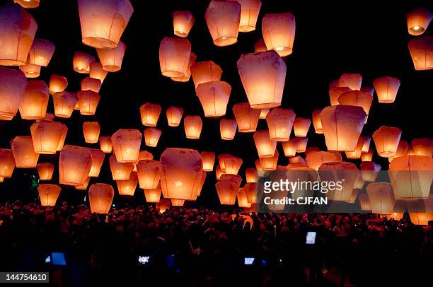 pingxi sky lantern festival - lanterna chinesa imagens e fotografias de stock