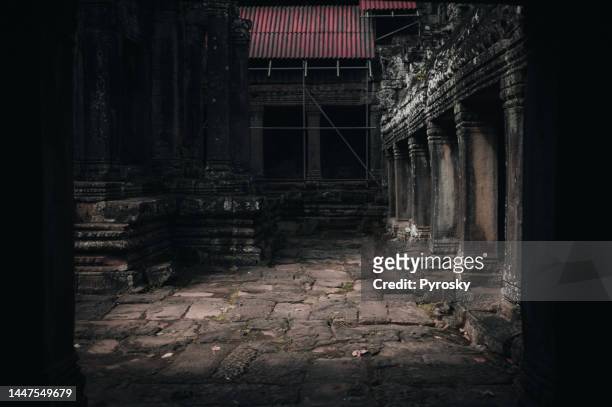 templo de bayon corredor, templos de angkor - arqueologia - fotografias e filmes do acervo