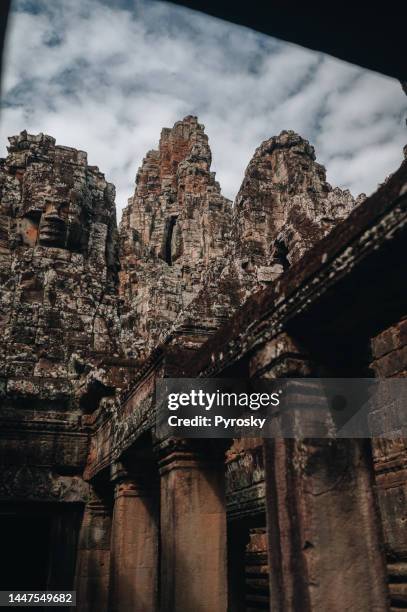 bayon stone faces of the people - giant stone heads stock pictures, royalty-free photos & images