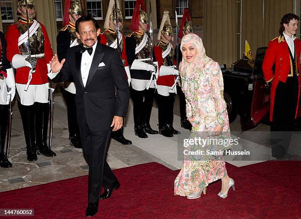 The Sultan of Brunei and Yang Di-Pertuan of Brunei attends a dinner for foreign Sovereigns to commemorate the Diamond Jubilee at Buckingham Palace on...
