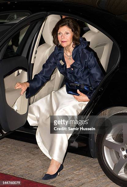 Queen Slivia of Sweden attends a dinner for foreign Sovereigns to commemorate the Diamond Jubilee at Buckingham Palace on May 18, 2012 in London,...