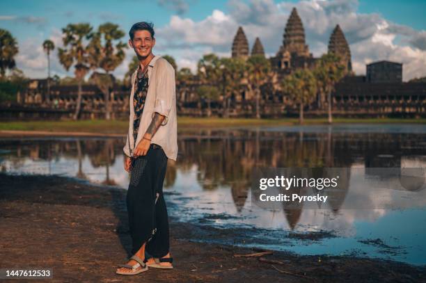 ein junger mann erkundet angkor wat - angkor wat stock-fotos und bilder