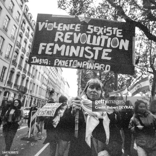 Une femme porte un panneau "VIOLENCE SEXISTE RÉVOLUTION FÉMINISTE" lors de la manifestation contre les violences sexistes et sexuelles faites aux...