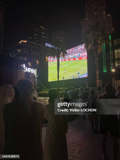 Fans regardant le huitième de finale de la coupe du monde 2022 entre la France et la Pologne le 4 décembre 2022 dans une fan zone à Dubaï.