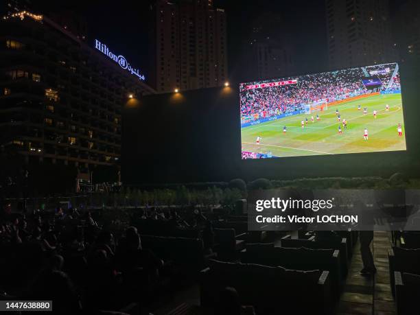 Fans regardant le huitième de finale de la coupe du monde 2022 entre la France et la Pologne le 4 décembre 2022 dans une fan zone à Dubaï.