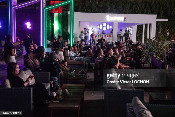 Fans regardant le huitième de finale de la coupe du monde 2022 entre la France et la Pologne le 4 décembre 2022 dans une fan zone à Dubaï.