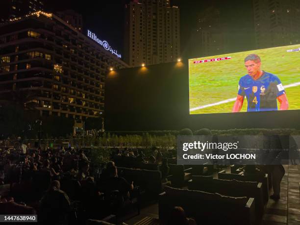 Fans regardant le huitième de finale de la coupe du monde 2022 entre la France et la Pologne le 4 décembre 2022 dans une fan zone à Dubaï.