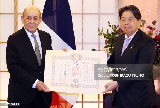 Ancien ministre des Affaires étrangères Jean-Yves Le Drian reçoit le diplôme du "Grand Cordon de l'Ordre du Soleil Levant" du ministre japonais des...