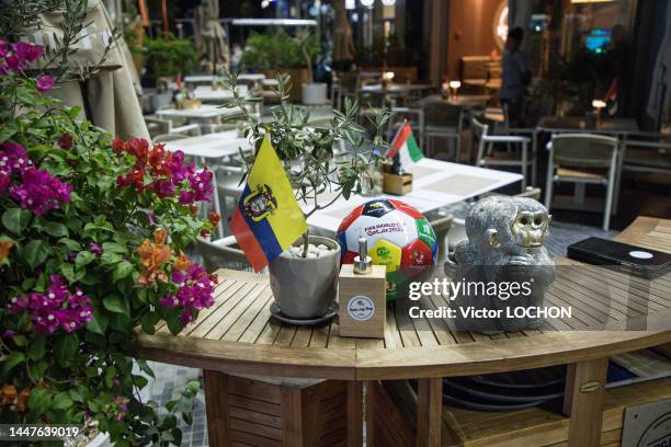 Drapeau équatorien et ballon de la coupe du monde 2022 au Qatar sur le comptoir d'un restaurant à Dubaï le 4 décembre 2022.