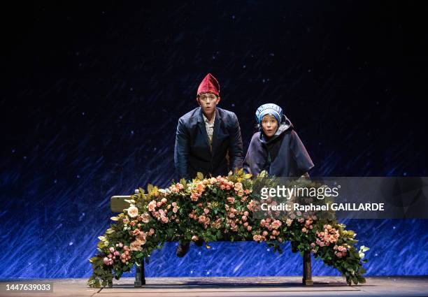 Léa Lopez et Adrien Simion de la troupe de la Comédie-Française lors de l'interprétation de la pièce "La Reine des Neiges, l'histoire oubliée", mise...