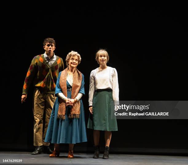 Adrien Simion, Danièle Lebrun et Suliane Brahim de la troupe de la Comédie-Française lors de l'interprétation de la pièce "La Reine des Neiges,...