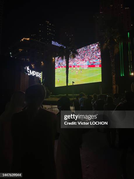 Fans regardant le huitième de finale de la coupe du monde 2022 entre la France et la Pologne le 4 décembre 2022 dans une fan zone à Dubaï.