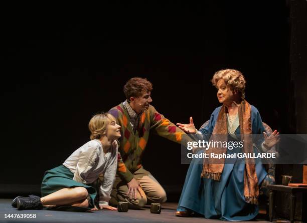 Léa Lopez, Adrien Simion et Danièle Lebrun de la troupe de la Comédie-Française lors de l'interprétation de la pièce "La Reine des Neiges, l'histoire...