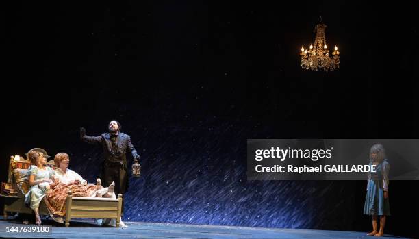 Jérôme Pouly, Suliane Brahim, Julie Cavanna et Elisa Erka de la troupe de la Comédie-Française lors de l'interprétation de la pièce "La Reine des...