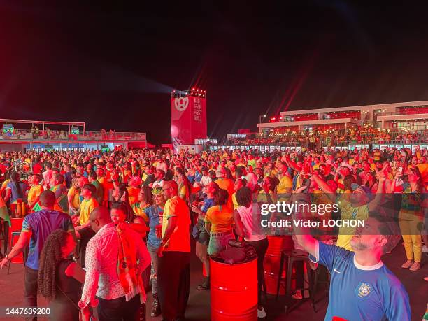 Supporters brésiliens lors du huitième de finale entre le Bresil et la Corée du sud au Budx FIFA fan festival à Dubaï le 5 décembre 2022.