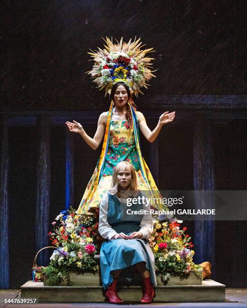 Julie Cavanna et Suliane Brahim de la troupe de la Comédie-Française lors de l'interprétation de la pièce "La Reine des Neiges, l'histoire oubliée",...