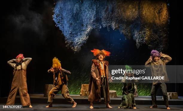 Jérôme Pouly, Elisa Erka, Adrien Simon, Julie Cavanna et Léa Lopez de la troupe de la Comédie-Française lors de l'interprétation de la pièce "La...