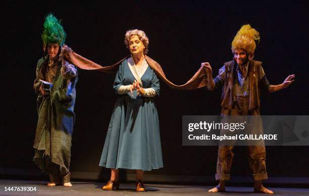 Danièle Lebrun, Léa Lopez et Elisa Erka de la troupe de la Comédie-Française lors de l'interprétation de la pièce "La Reine des Neiges, l'histoire...