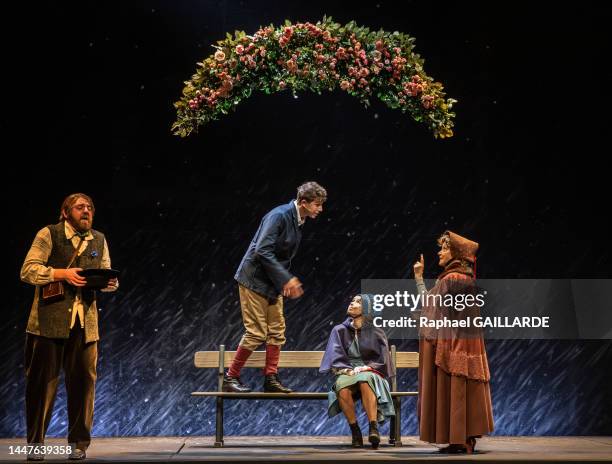 Jérôme Pouly, Daniele Lebrun, Adrien Simion et Suliane Brahim de la troupe de la Comédie-Française lors de l'interprétation de la pièce "La Reine des...