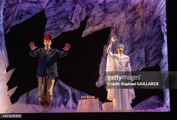 Suliane Brahim et Adrien Simion de la troupe de la Comédie-Française lors de l'interprétation de la pièce "La Reine des Neiges, l'histoire oubliée",...