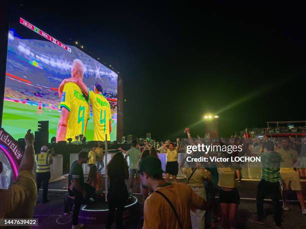 Supporters brésiliens lors du huitième de finale entre le Bresil et la Corée du sud au Budx FIFA fan festival à Dubaï le 5 décembre 2022.