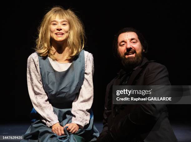 Léa Lopez et Jérôme Pouly de la troupe de la Comédie-Française lors de l'interprétation de la pièce "La Reine des Neiges, l'histoire oubliée", mise...