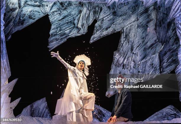 Suliane Brahim et Adrien Simion de la troupe de la Comédie-Française lors de l'interprétation de la pièce "La Reine des Neiges, l'histoire oubliée",...