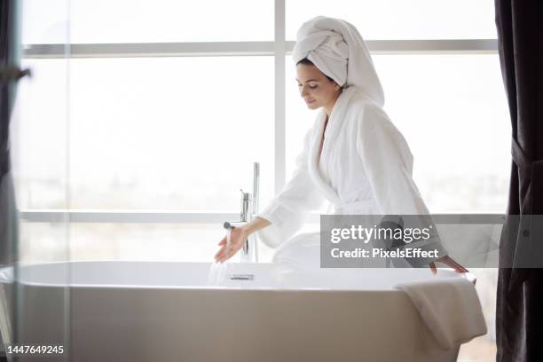 femme remplissant la baignoire - beautiful woman bath photos et images de collection