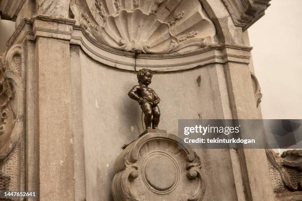 historical manneken piss ornamental decorative sculpture fountain at street of brussells belgium - mannekin pis imagens e fotografias de stock