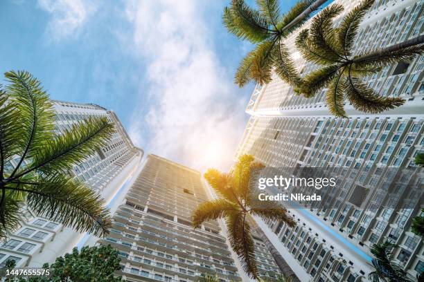 nuevo condominio a lo largo del río ubicado en la ciudad de makati, filipinas - manila fotografías e imágenes de stock