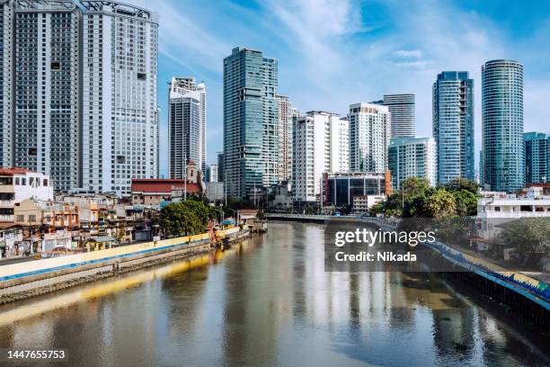 blick auf das wasser auf makati, metro manila city skyline - makati stock-fotos und bilder