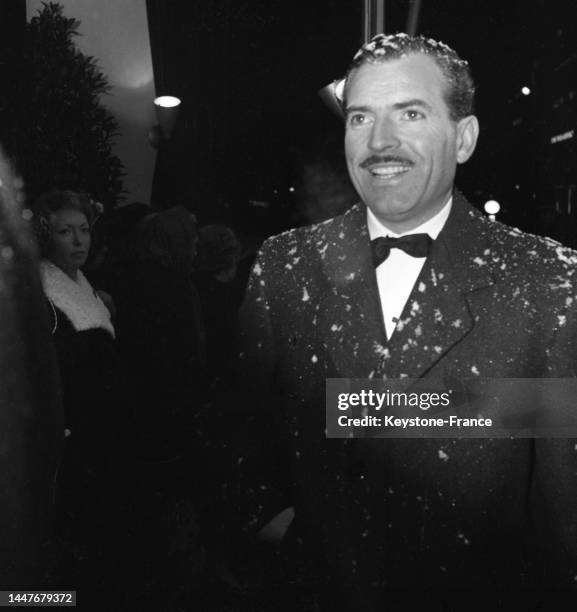 Portrait de Maurice Herzog devant le cinéma Normandie à Paris, le 15 janvier 1959.