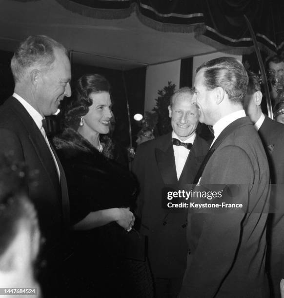 La rencontre entre Léopold de Belgique, Lilian Baels, Haroun Tazieff et Maurice Herzog à la sortie du cinéma 'Normandie' à Paris, le 15 janvier 1959.