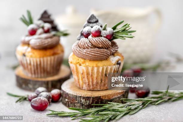christmas cupcakes - holiday food stock pictures, royalty-free photos & images