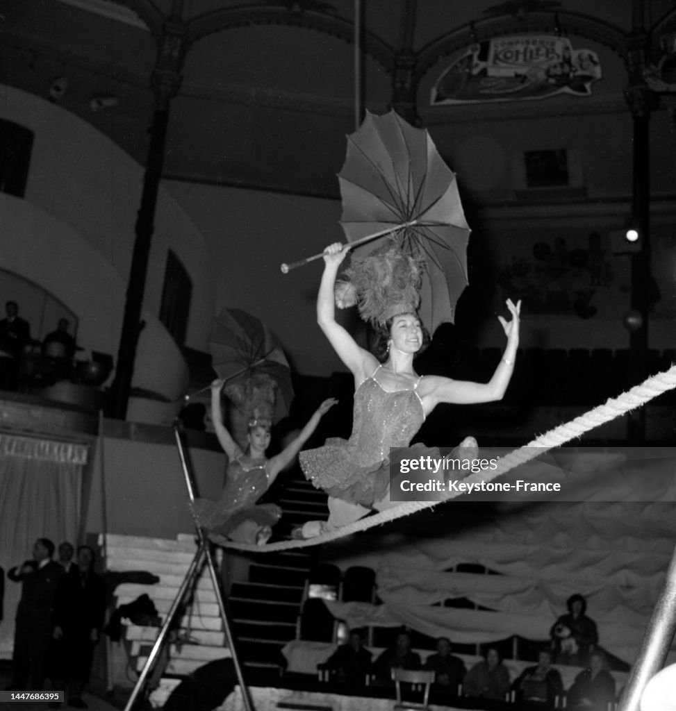 Photo Filet Funambule Funambules du cirque Medrano répétant son numéro, le 17 janvier 1959 ...