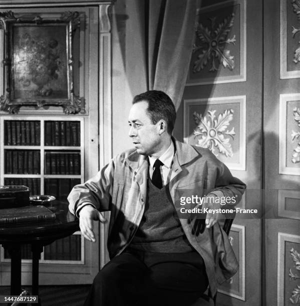 Albert Camus au Théâtre Antoine lors d'une répétition de la pièce 'Les Possédés', le 24 janvier 1959, à Paris.