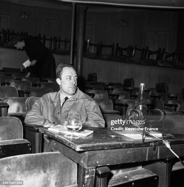 Albert Camus au Théâtre Antoine lors d'une répétition de la pièce 'Les Possédés', le 24 janvier 1959, à Paris.