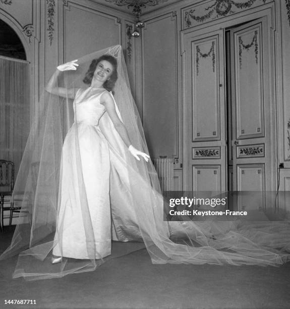 Violette Verdy essayant sa robe de mariée réalisée par Pierre Cardin, le 28 avril 1961, à Paris.