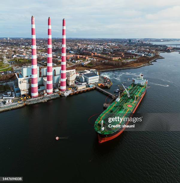 crude oil tanker at power station - olietanker stockfoto's en -beelden