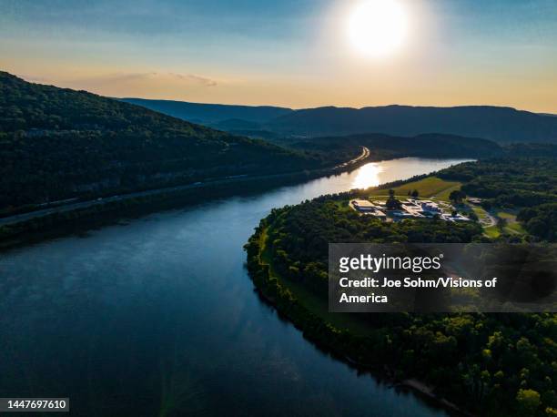 drone view of chattanooga tn. and the tennessee river - chattanooga 個照片及圖片檔