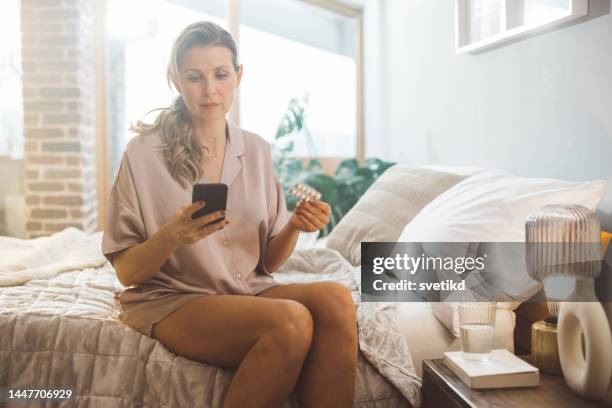 hormonersatztherapie - östrogen stock-fotos und bilder