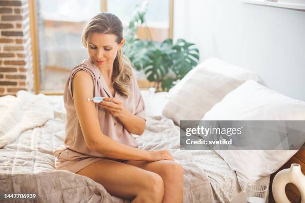 hormonersatztherapie - östrogen stock-fotos und bilder