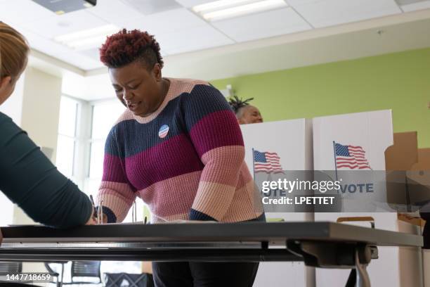 stimmabgabe - wahlregistrierungskarte stock-fotos und bilder