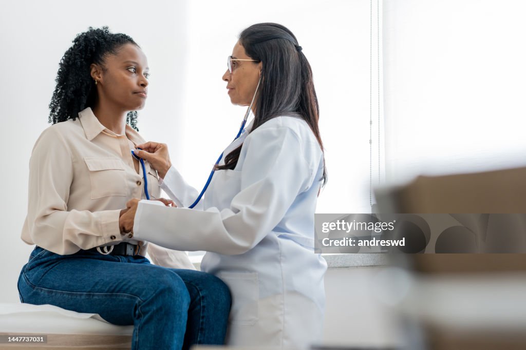 Médico que atende a uma paciente do sexo feminino