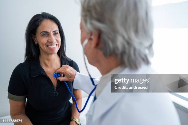 doctor attending to a patient - menselijk hart stockfoto's en -beelden