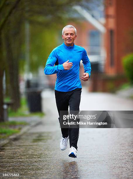 mature male runner - endast medelålders män bildbanksfoton och bilder