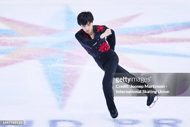 Kao Miura of Japan competes in the Men's Short Program during the ISU Grand Prix of Figure Skating Final at Palavela Arena on December 08, 2022 in...