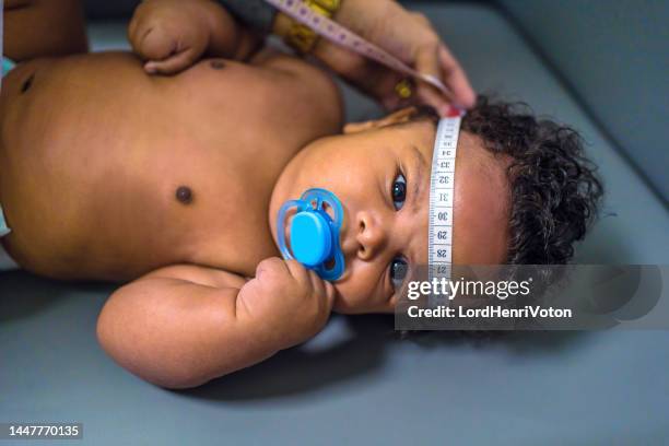 pediatrician measuring the head of a baby - meter unit of length stock pictures, royalty-free photos & images